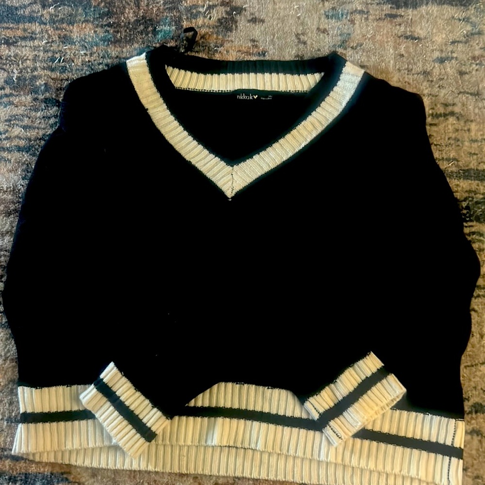 Sweater. Black and white white. XL